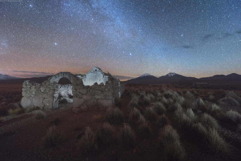 Illustration for article titled Photos of These Bolivian Salt Flats Perfectly Reflect the Night Sky